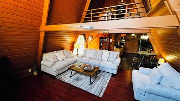 TV connectée, cheminée, lecteur de DVD, baby-foot