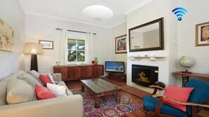 TV, fireplace, stereo - Poppy Cottage – delightful and pet-friendly cottage (Exeter)