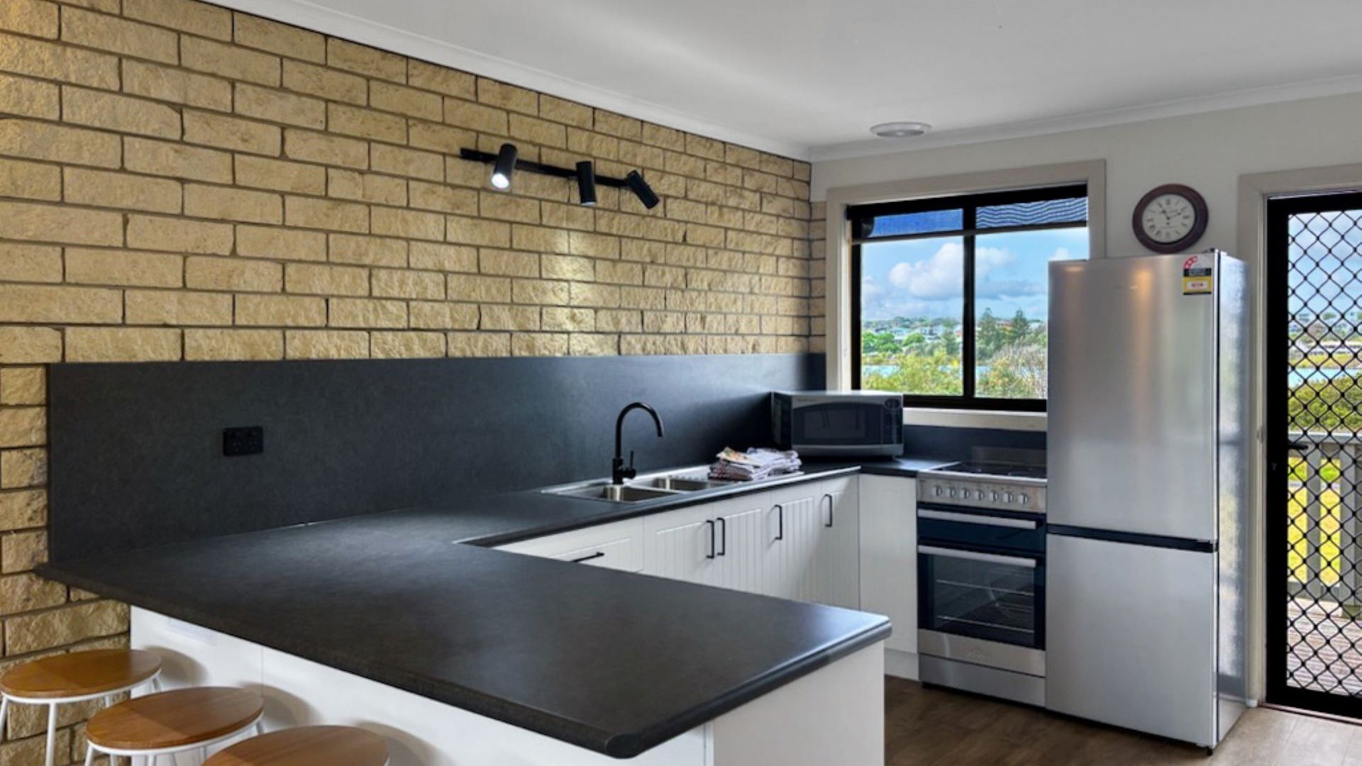 Microondas, horno y congelador 