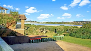 Propiedad residencial con vista a un puerto deportivo y una playa.