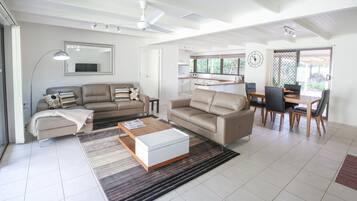 Fernseher, DVD-Player, Stereoanlage