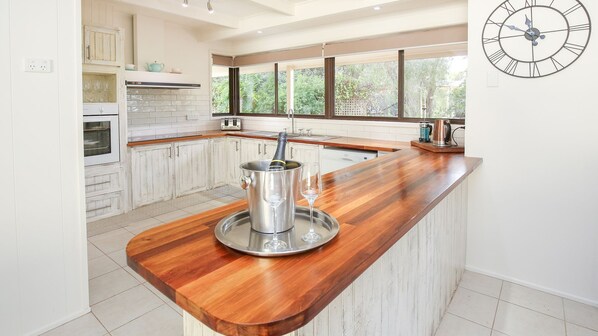 Fridge, microwave, oven, stovetop - Yerom Retreat (Kings Billabong) (Mildura)