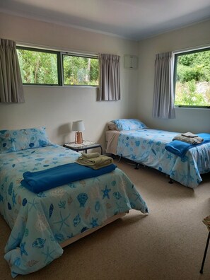 2 عدّة غرف نوم ومكواة/لوح كي وملاءات أسرّة