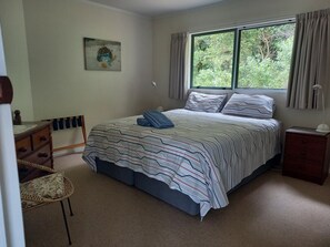 2 bedrooms, iron/ironing board, bed sheets