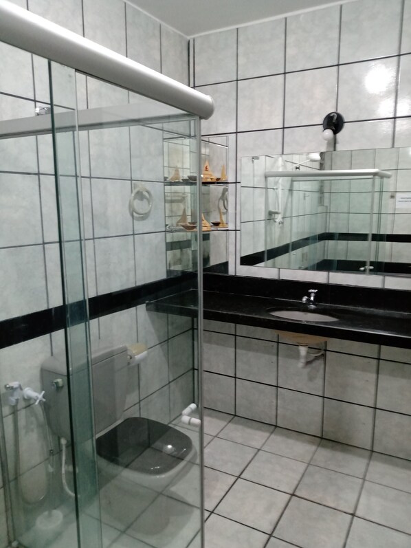 Chuveiro, produtos de toalete grátis, bidê, toalhas de banho