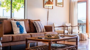 Smart TV y chimenea 