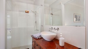 Shower - 128 Lamont Street - River front (BERMAGUI)