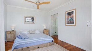 3 slaapkamers, een strijkplank/strijkijzer, reisbedje, beddengoed