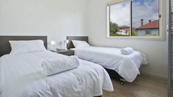 14 chambres, lit parapluie, draps fournis