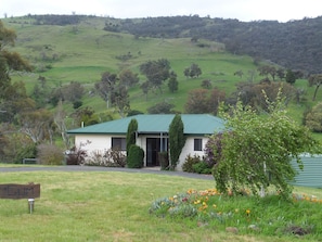 Exterior - Elm Cottage Tumut -Red Gum  a spacious 2 bedroom Pet Friendly Cottage river view (Tumut)