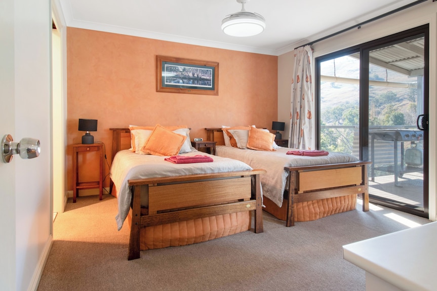 Elm Cottage Tumut -Red Gum A Spacious 2 Bedroom Pet Friendly Cottage River View - Murray River