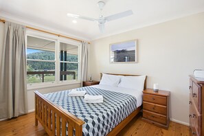 4 bedrooms, iron/ironing board, free WiFi, bed sheets