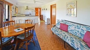 Dining - 4 Callow Place - Pet Friendly (Bermagui)