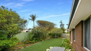 Outdoor dining - 4 Callow Place - Pet Friendly (Bermagui)