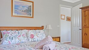 3 bedrooms, iron/ironing board, WiFi, bed sheets