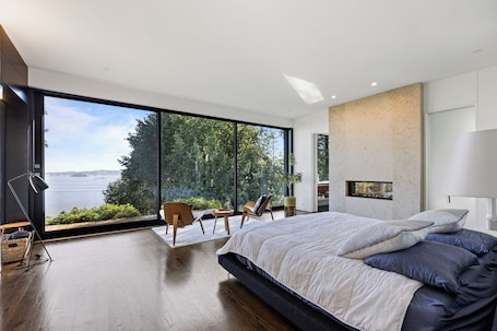 1 bedroom, desk, iron/ironing board, free WiFi. Award-winning ocean view luxury master suite. Perfect romantic retreat