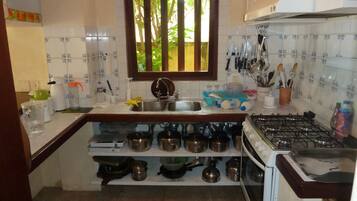 Refrigerador, horno, parrilla de estufa y tetera eléctrica