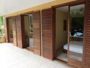 Terrace/patio - Paradise Foot-in-Sand Water Front with 16 beds (São Sebastião)