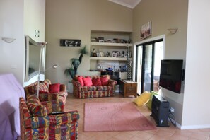 Smart-TV, Kamin, DVD-Player, Bücher