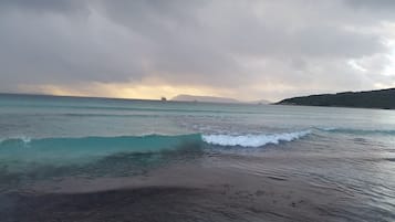 Perto da praia, espreguiçadeiras, toalhas de praia