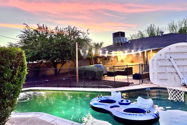 Utendørsbasseng og et oppvarmet basseng