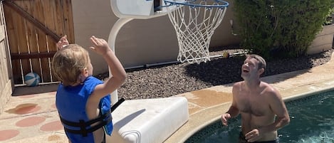 Una piscina al aire libre, una piscina climatizada