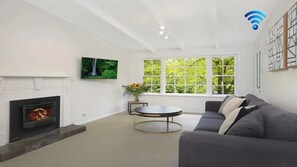TV, fireplace, stereo - Que Sera – pet friendly (Bowral)