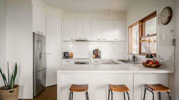 Een microgolfoven, een kookplaat, een vaatwasser