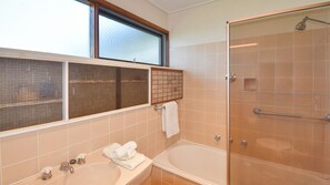 Shower - 25 Scenic Drive - Pet Friendly (BERMAGUI)