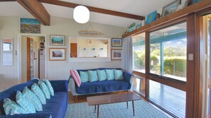 TV, DVD player, books - 25 Scenic Drive - Pet Friendly (BERMAGUI)