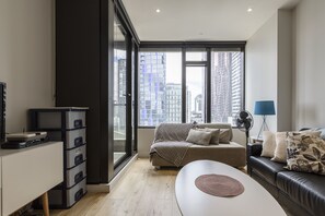TV, music library - Fantastic Melbourne CBD Apartment (Melbourne)