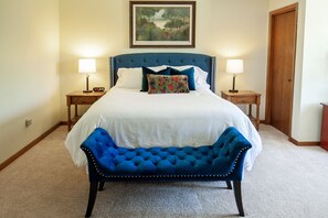 2 soverom, skrivebord, strykejern/-brett og wi-fi (inkludert)