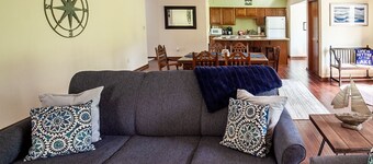 Rock Creek Loft Guest House neighboring Lake Perry
