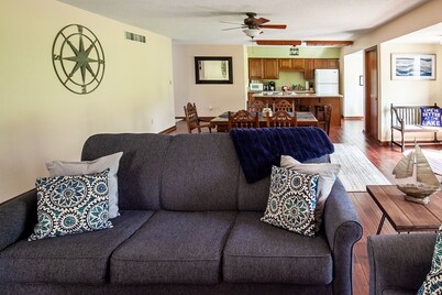 Rock Creek Loft Guest House neighboring Lake Perry