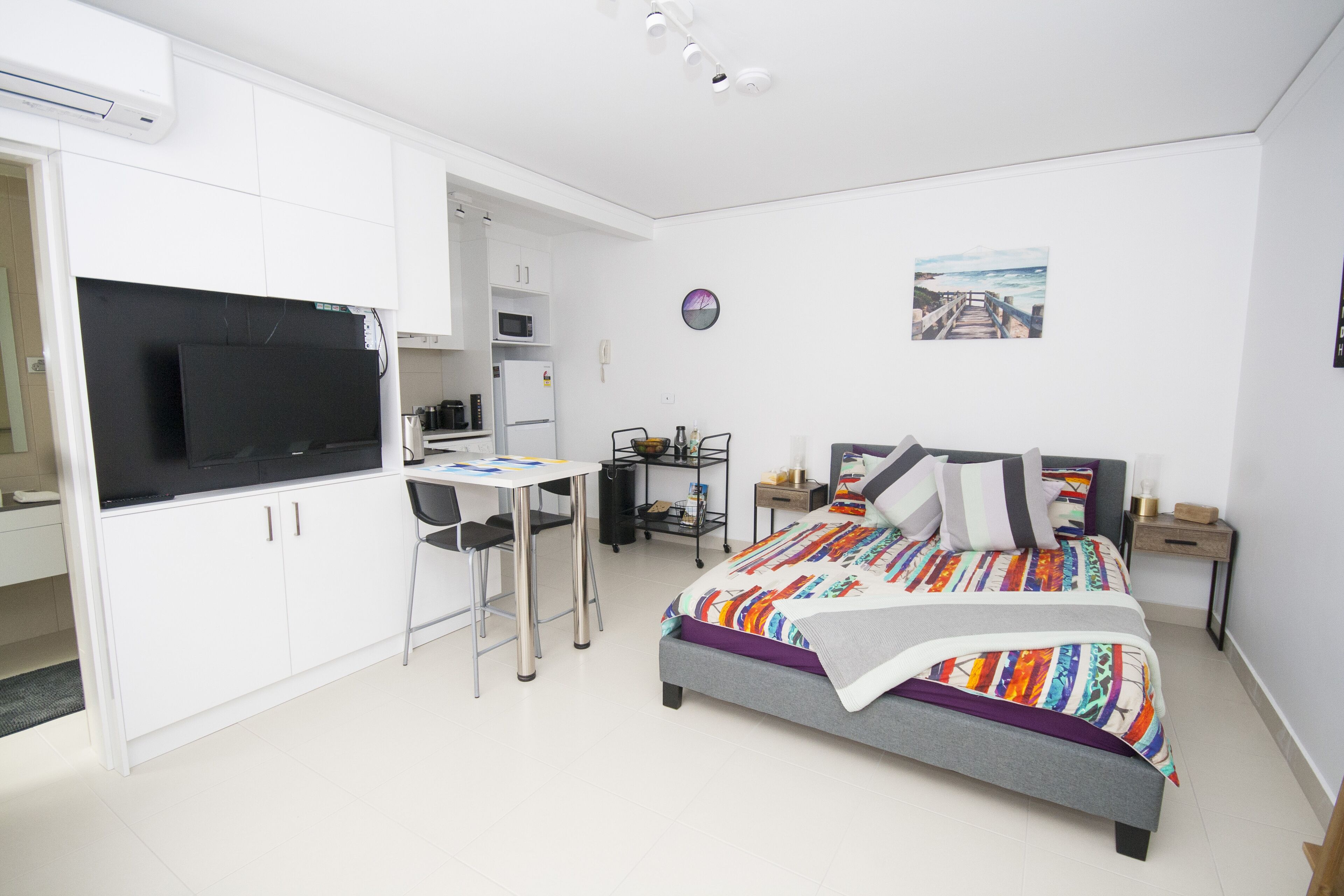 Elegant and modern studio apartment close to St Kilda beach with WIFI, parking