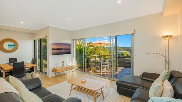 TV, DVD player - Seascape  5 - Water views (BERMAGUI)