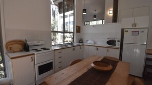 Geladeira, micro-ondas, fogão, torradeira