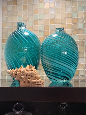 Interior detail - OCEANFRONT SPECTACULAR CONDO-New Furnishings & Appliances - 60ft From the Water! (Wailuku)