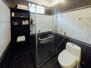 Shower, hair dryer, towels - Mansion room- Hillside Hue  (Tp. Huế)
