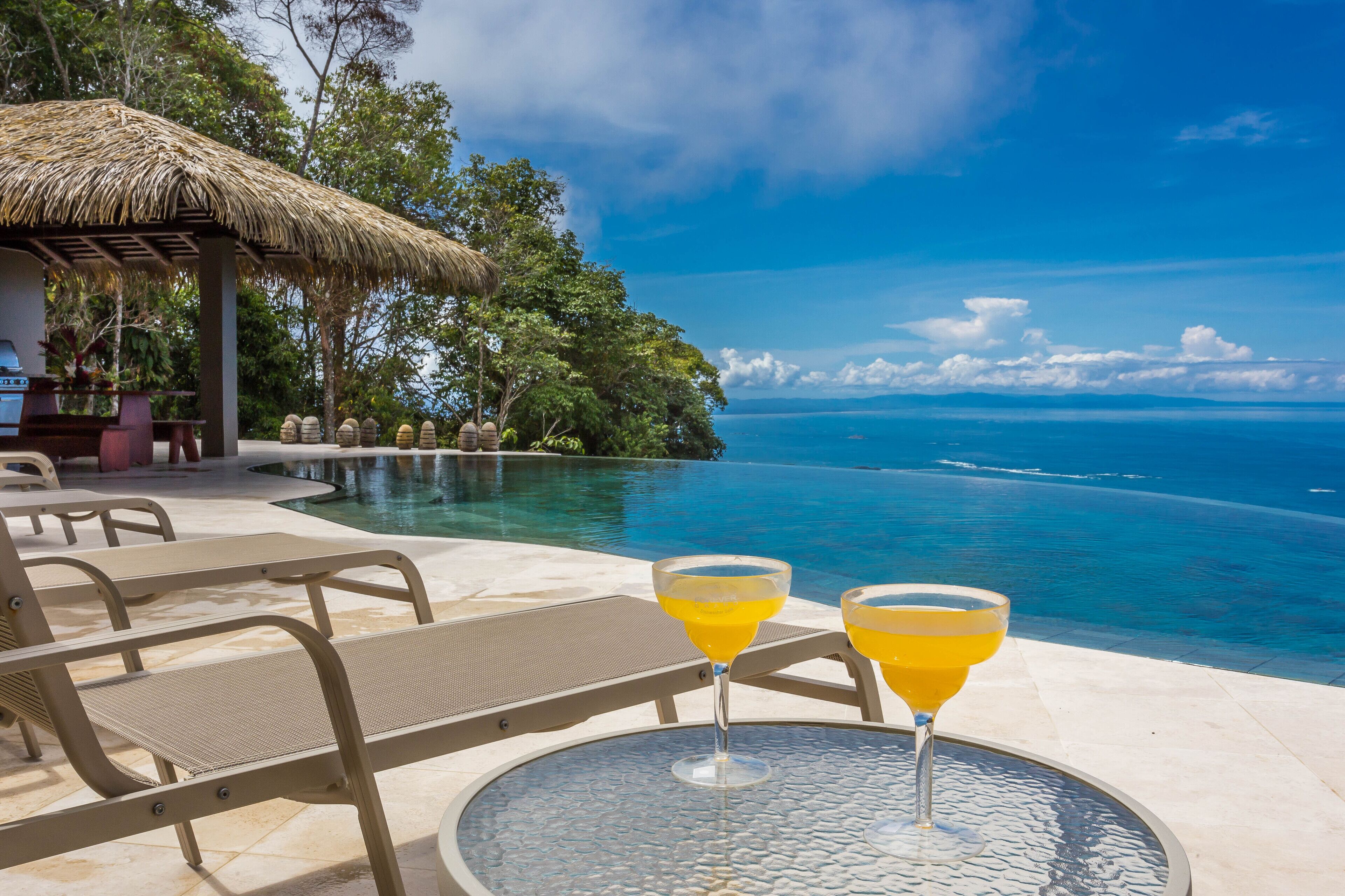 Utendørsbasseng og et oppvarmet basseng