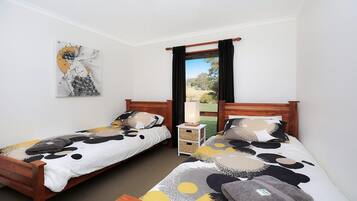 5 bedrooms, iron/ironing board, WiFi, bed sheets