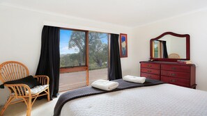 5 bedrooms, iron/ironing board, WiFi, bed sheets