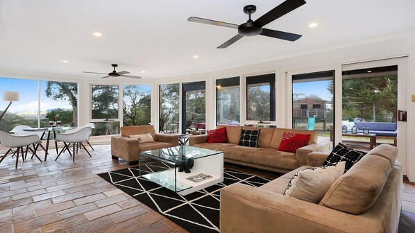 Télévision, cheminée