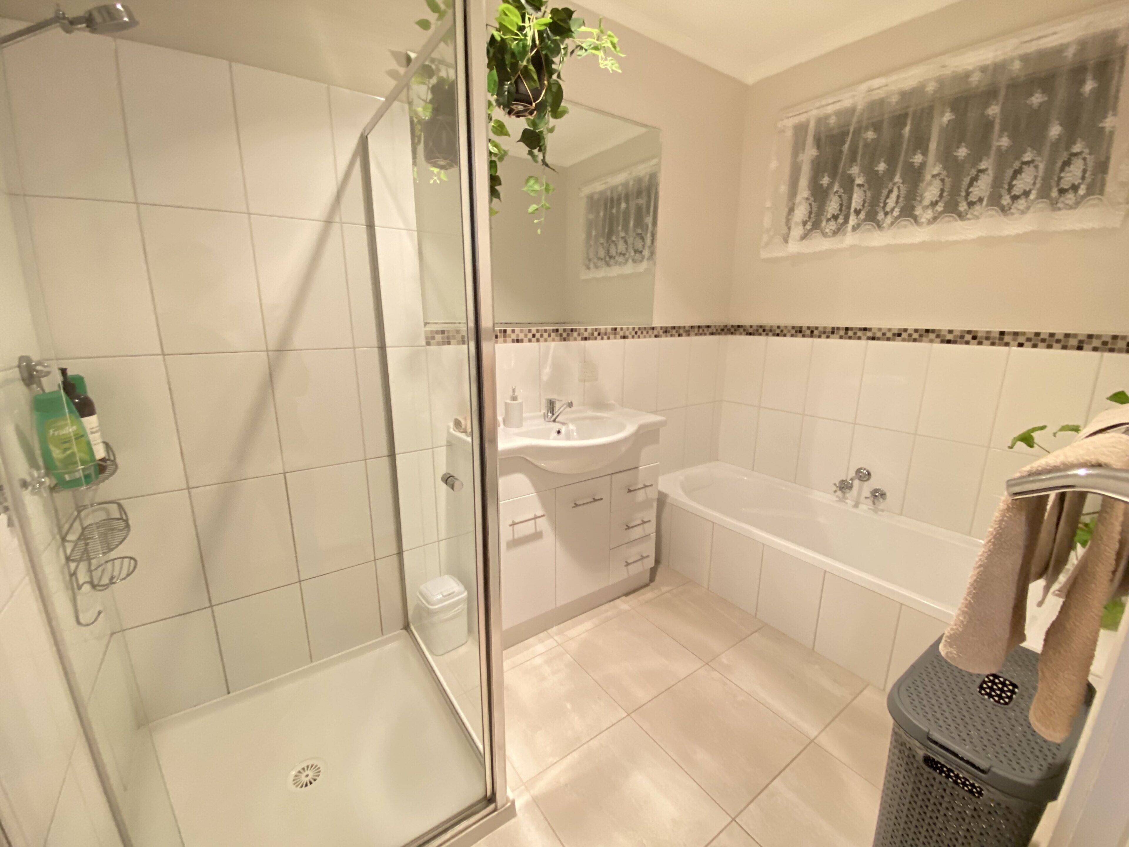 Banheira, secador de cabelo, toalhas de banho, sabonete