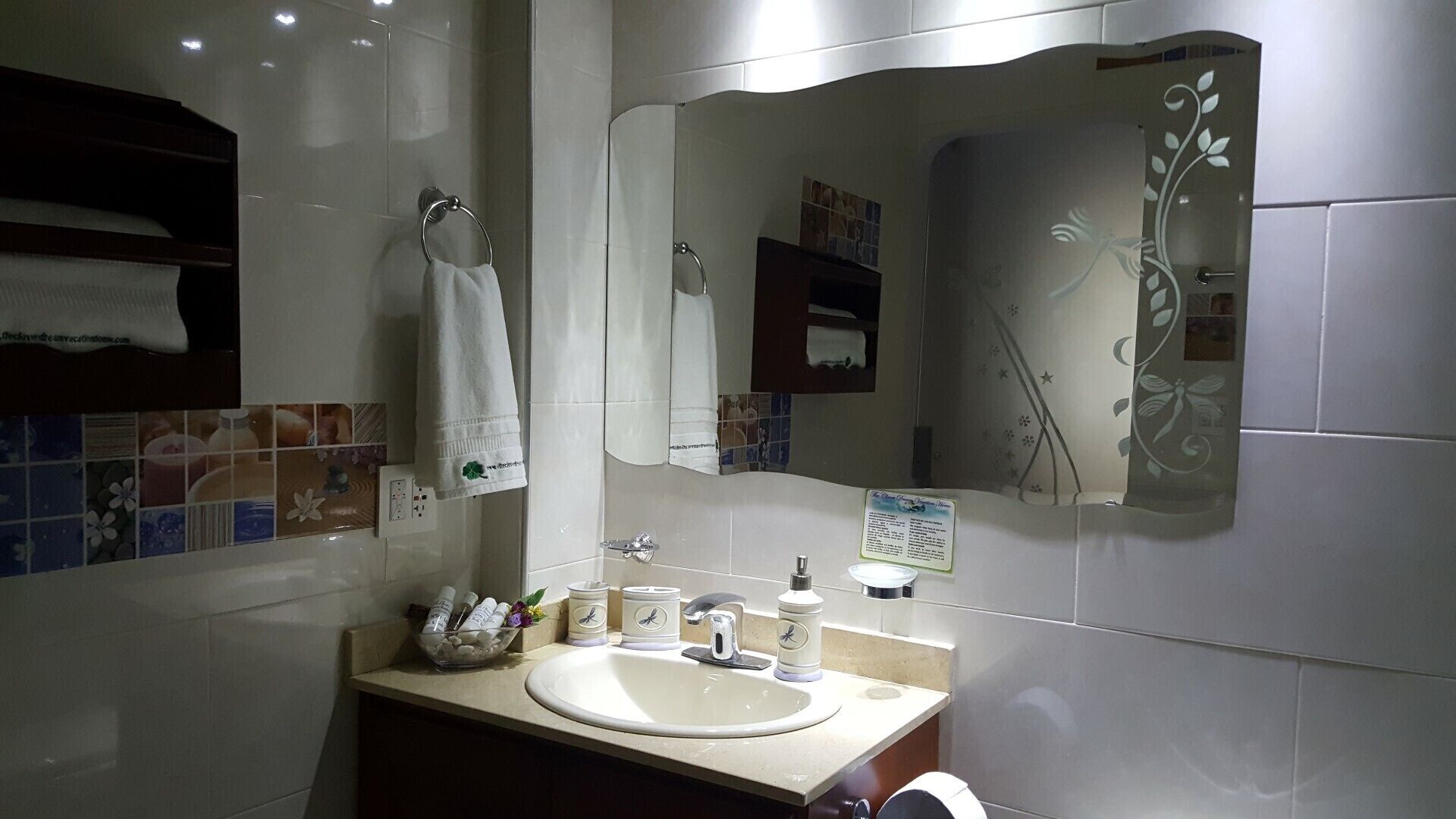 シャワー付き浴槽、ジェットバス、ビデ、タオル