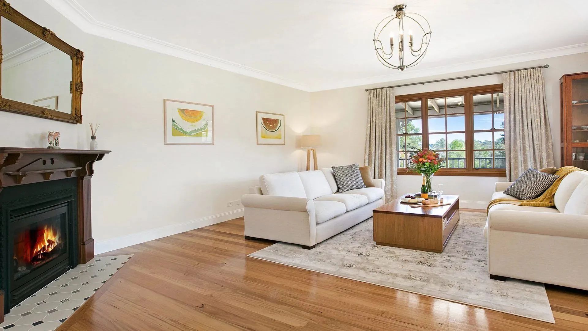 Televisor, llar de foc i consola de videojocs 