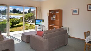 テレビ、DVD プレーヤー