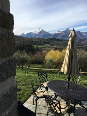 Outdoor dining - Villa in 2 Acres: Large Heated Private Pool; 360 deg. Stunning Views; Free WIFI (Casola in Lunigiana)