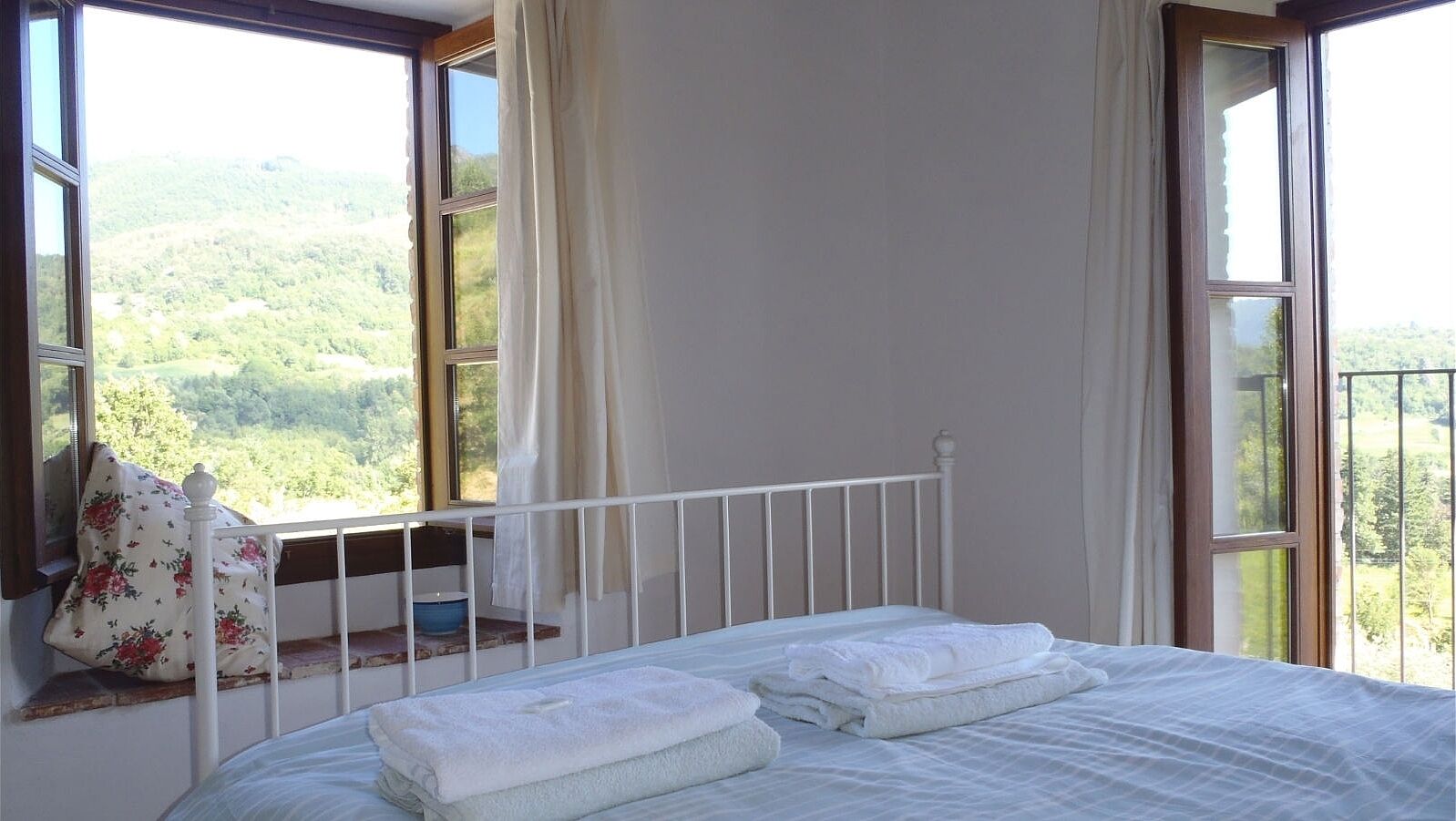 3 slaapkamers, een strijkplank/strijkijzer, gratis wifi, beddengoed