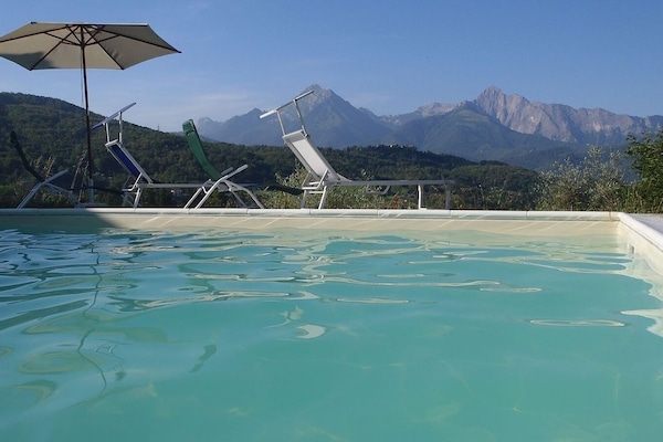 Pool life at Casa del Falcetto
